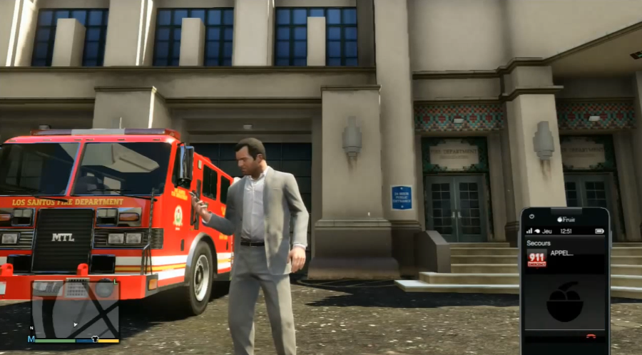 Personnage de GTA 5en train de voler un camion de pompier dans le jeu